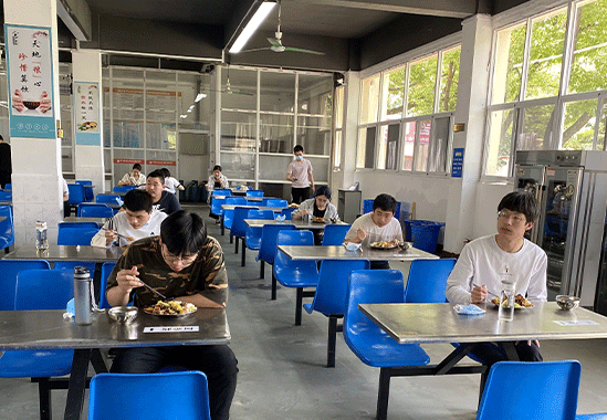 高三复学半月,防疫备考井然 高三复学半月,防疫备考井然